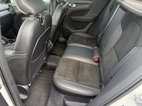 Used 2021 Volvo XC40 T5 R-Design image 7