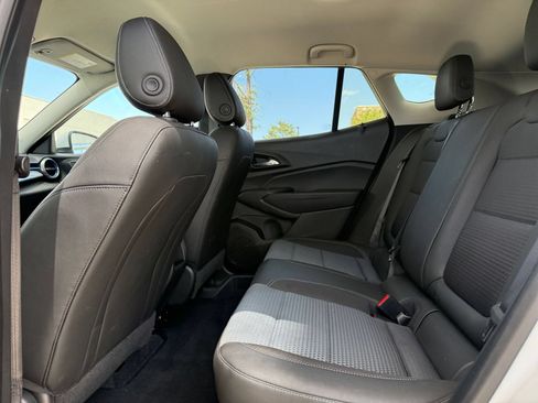 Used 2025 Chevrolet Trax LT FWD image 25