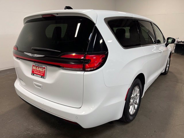 Used 2024 Chrysler Pacifica Touring-L FWD image 3