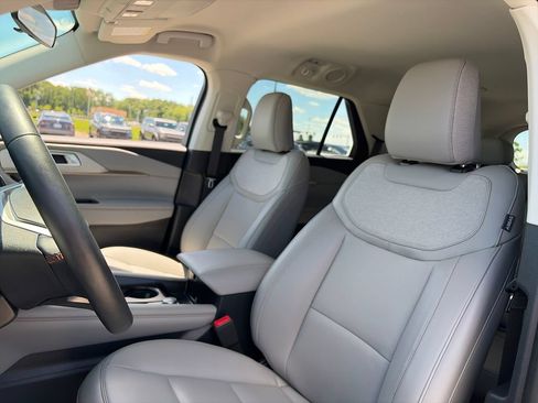 Used 2025 Ford Explorer Active w/ Active Comfort Package AWD/4WD image 17