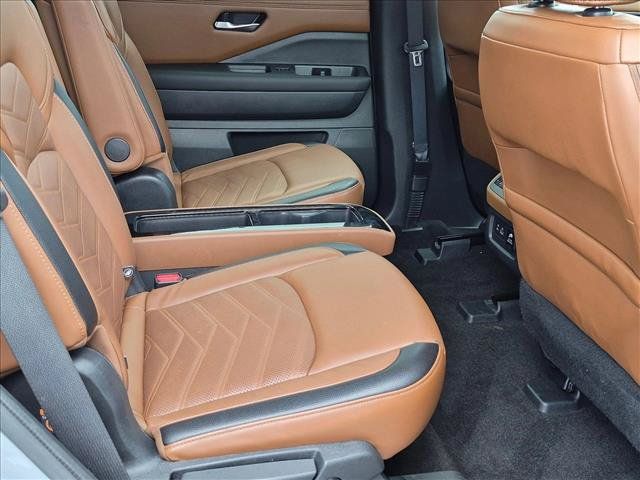 Used 2024 Nissan Pathfinder Platinum FWD image 17