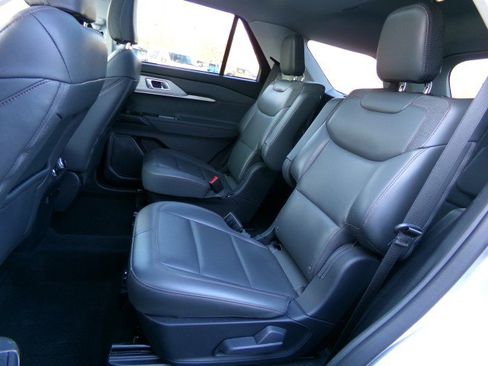 Used 2025 Ford Explorer Active w/ Active Comfort Package image 15