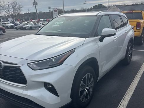 Used 2024 Toyota Highlander XLE image 1