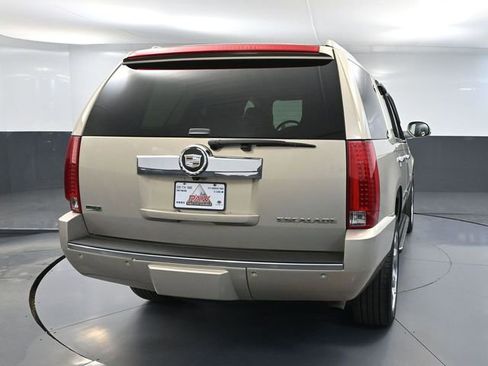 Used 2011 Cadillac Escalade Luxury image 7