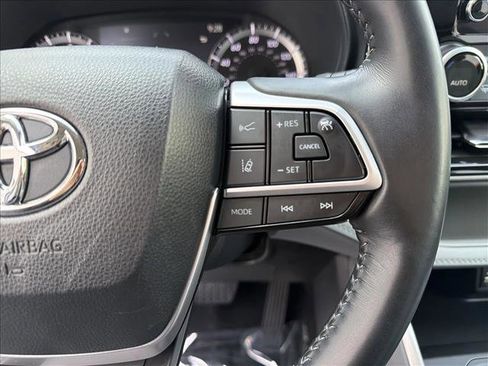 Used 2023 Toyota Highlander LE FWD image 16