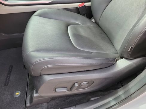 Used 2022 Kia Carnival LX FWD image 10