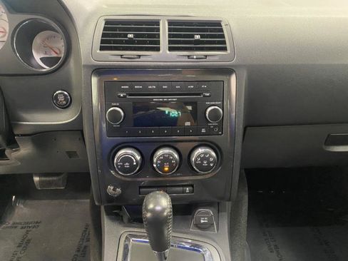 Used 2012 Dodge Challenger SXT image 27
