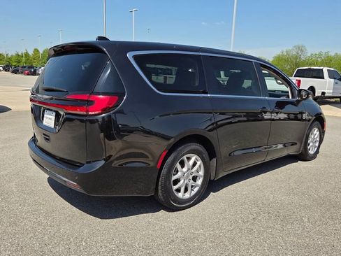 Used 2023 Chrysler Pacifica Touring-L FWD image 13