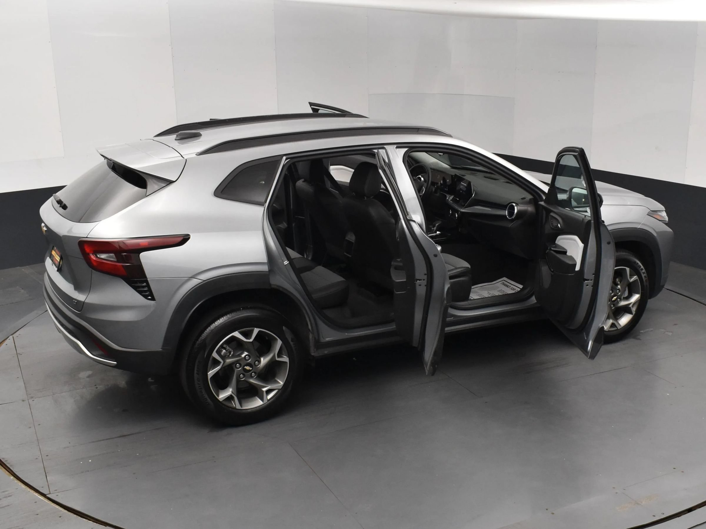 Used 2025 Chevrolet Trax LT w/ LT Convenience Package FWD image 6