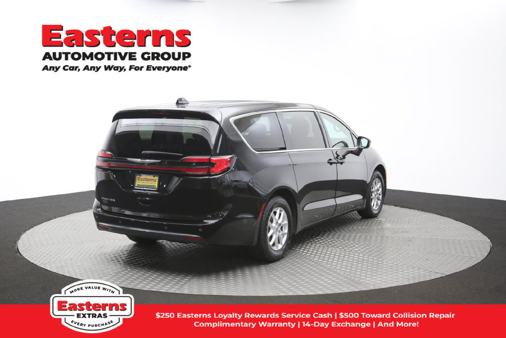 Used 2023 Chrysler Pacifica Touring-L FWD image 43