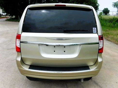 Used 2011 Chrysler Town & Country Touring-L w/ Trailer Tow Group FWD image 13
