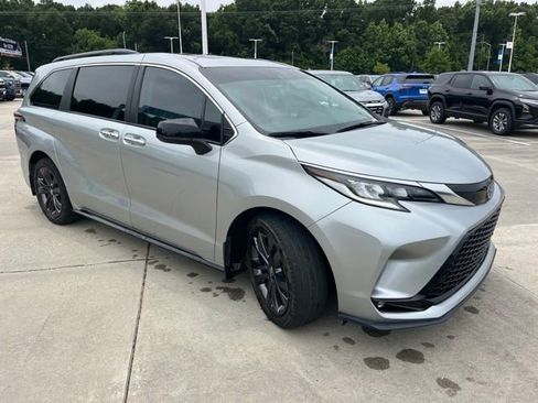 Used 2024 Toyota Sienna XSE FWD image 11
