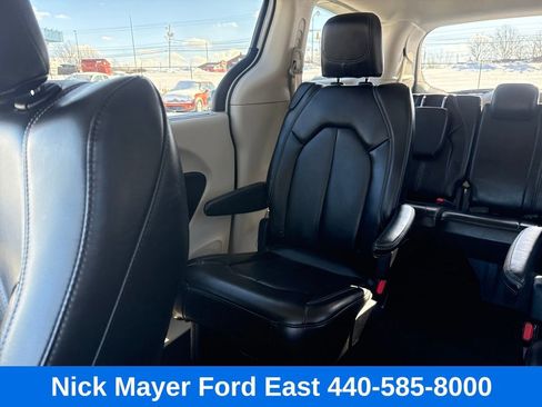 Used 2023 Chrysler Pacifica Touring-L image 20