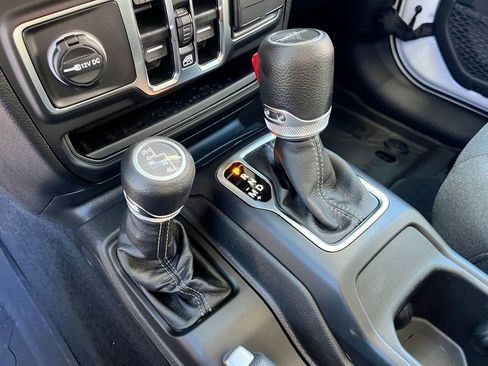 New 2025 Jeep Gladiator Sport image 21