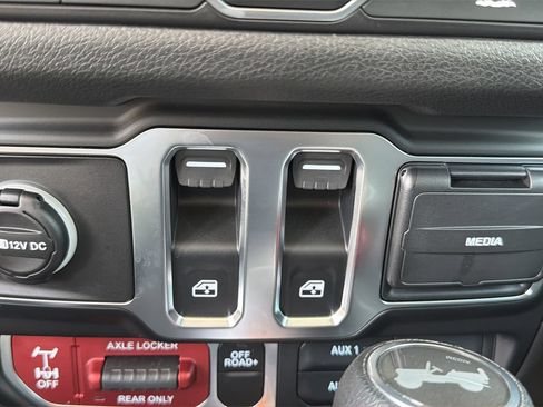 Used 2026 Jeep Wrangler Sport AWD/4WD image 17