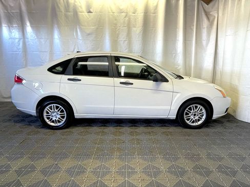 Used 2010 Ford Focus SE image 9