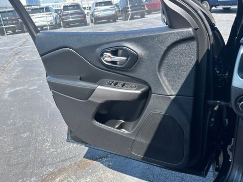 Used 2021 Jeep Cherokee Latitude Lux w/ Comfort/Convenience Group FWD image 17