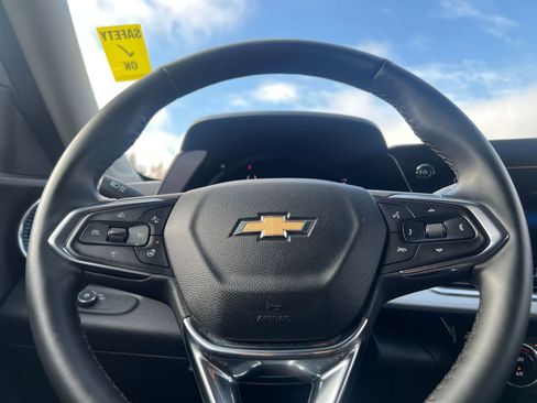 Used 2025 Chevrolet Trax LT w/ LT Convenience Package image 28