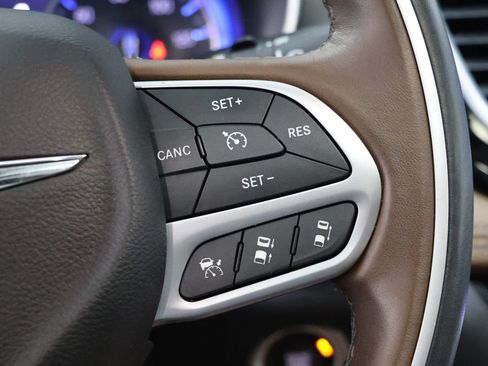 Used 2017 Chrysler Pacifica Limited w/ UConnect Theater Package FWD image 22