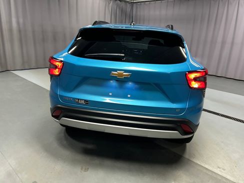 Used 2025 Chevrolet Trax LT w/ Sunroof Package FWD image 6