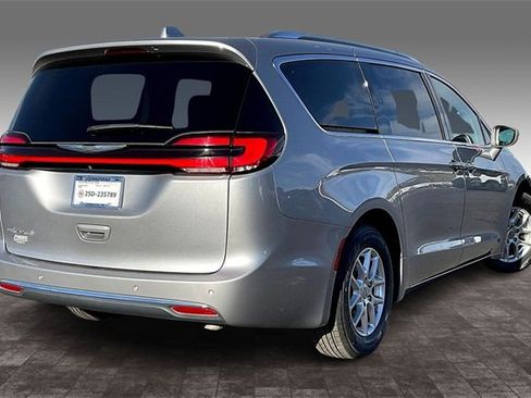 Used 2021 Chrysler Pacifica Touring-L image 2
