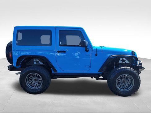 Used 2017 Jeep Wrangler Sahara AWD/4WD image 6