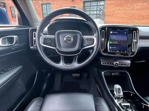 Used 2025 Volvo XC40 B5 Plus image 8