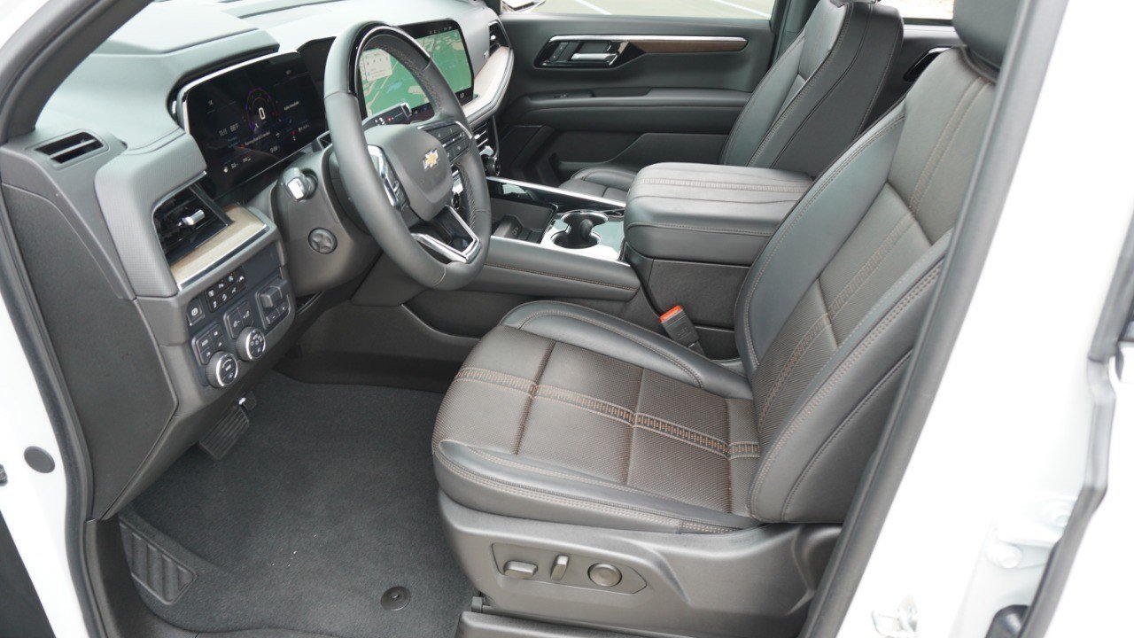 Used 2025 Chevrolet Tahoe High Country AWD/4WD image 13
