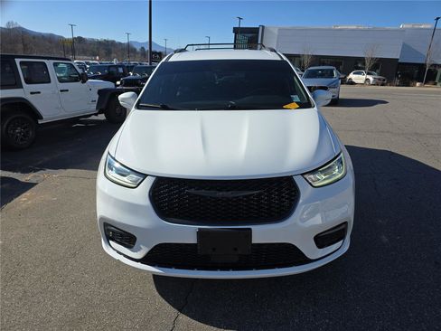 Used 2022 Chrysler Pacifica Touring-L w/ S Appearance Package image 10