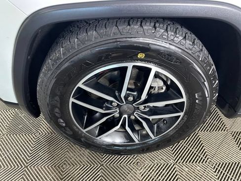 Used 2019 Jeep Grand Cherokee Trailhawk AWD/4WD image 11