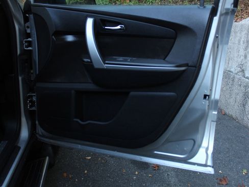 Used 2010 GMC Acadia SLE image 19