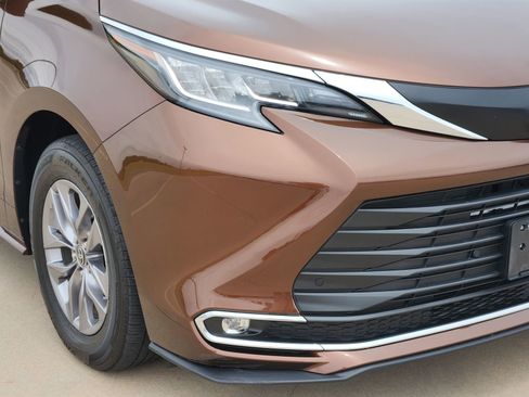 Used 2023 Toyota Sienna XLE FWD image 10