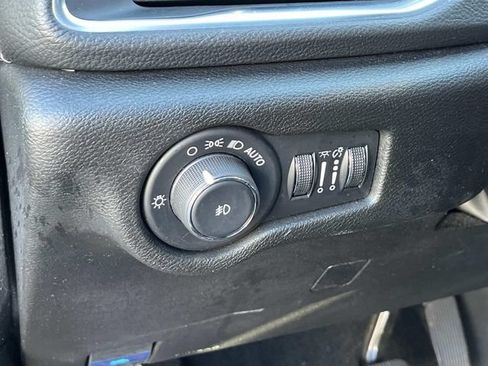 Used 2025 Chrysler Pacifica Limited FWD image 29