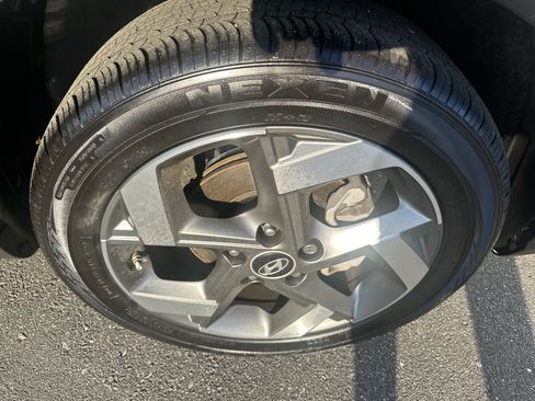 Used 2025 Hyundai Venue SEL FWD image 32