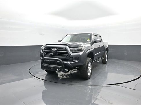 Used 2018 Toyota Tacoma SR image 3