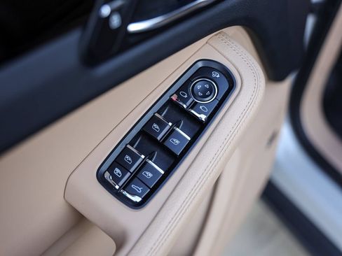 Certified 2024 Porsche Macan AWD/4WD image 28