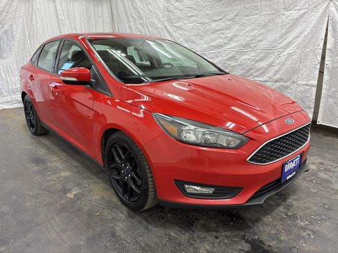 Used 2016 Ford Focus SE w/ Equipment Group 201A FWD image 2