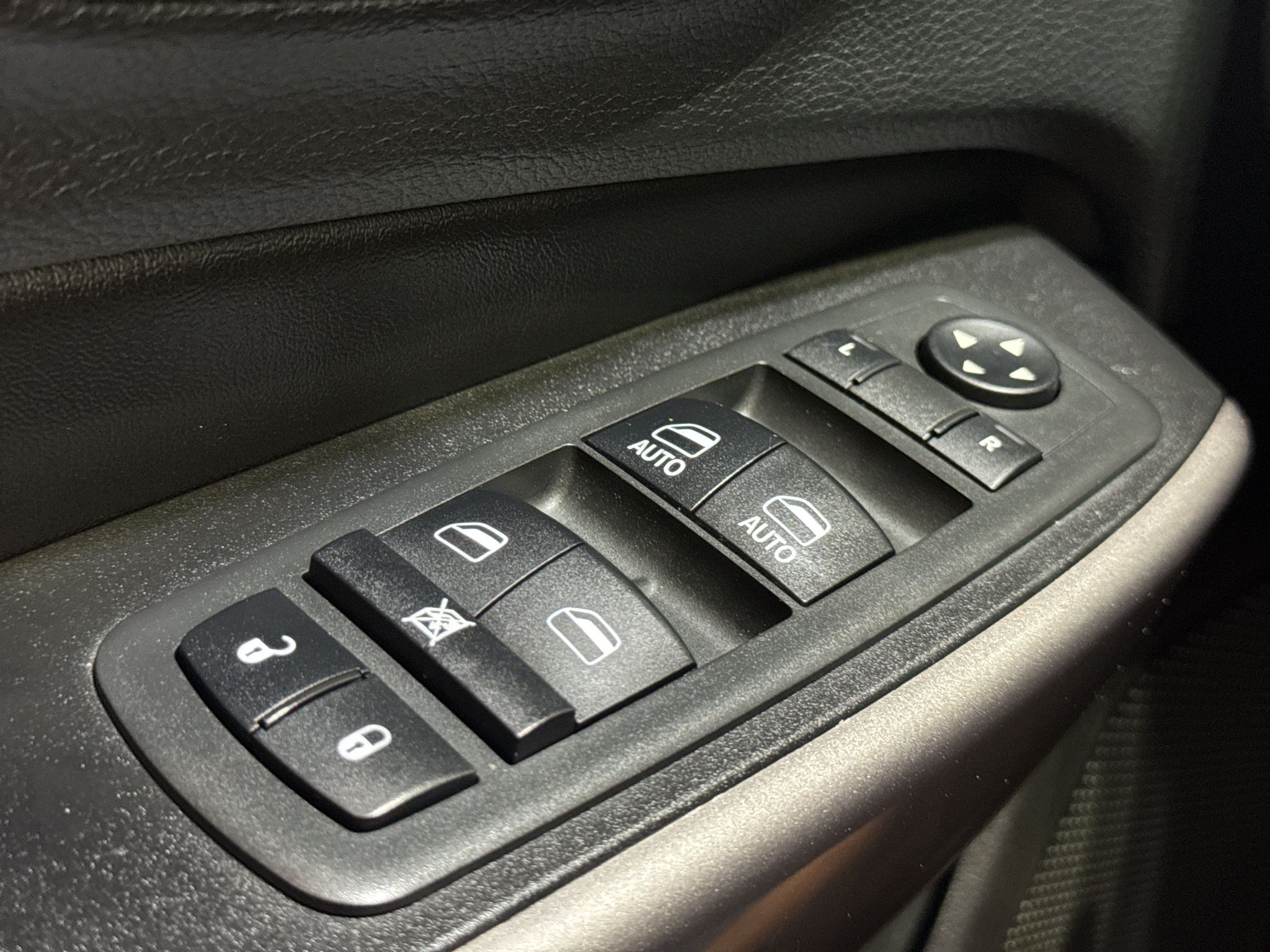 Used 2019 Jeep Cherokee Limited w/ Technology Group AWD/4WD image 35