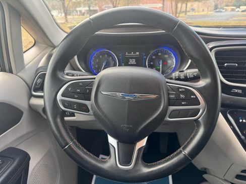 Used 2017 Chrysler Pacifica Touring-L image 22