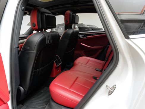 Used 2023 Porsche Macan AWD/4WD image 41