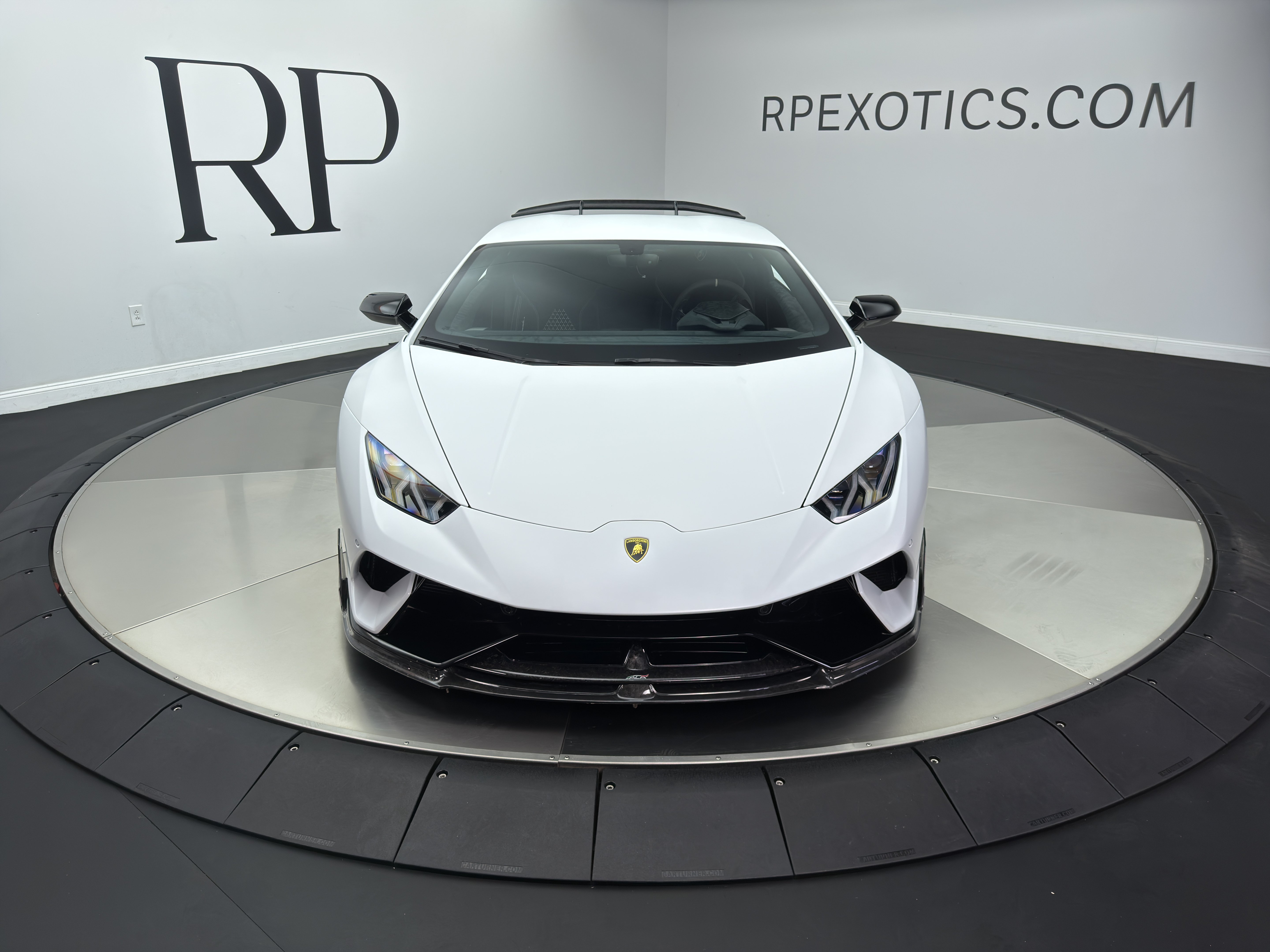 Used 2018 Lamborghini Huracan Performante AWD/4WD image 2