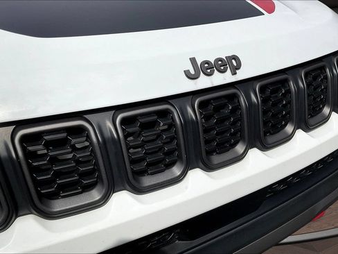 Used 2025 Jeep Compass Trailhawk AWD/4WD image 36