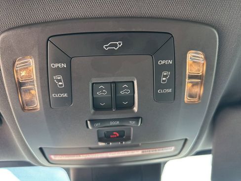 Used 2021 Toyota Sienna XLE FWD image 25