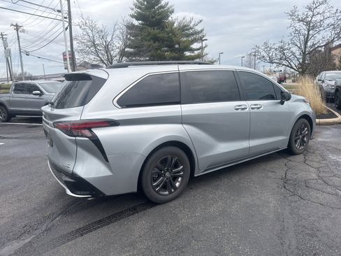Used 2024 Toyota Sienna XSE w/ XSE Plus Package image 8