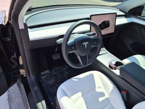 Used 2024 Tesla Model Y Long Range AWD/4WD image 17