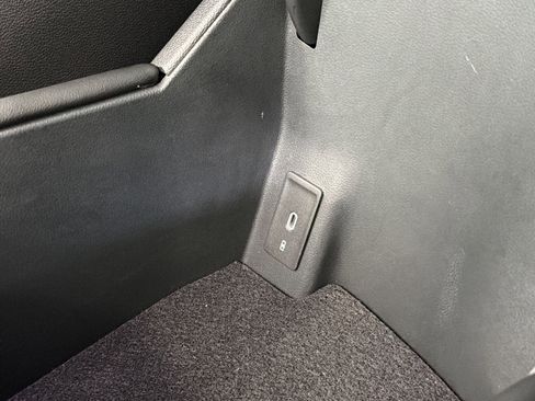 Used 2024 Volkswagen Atlas Cross Sport SE image 32