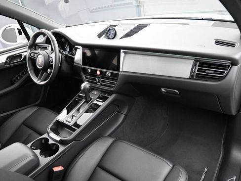 Certified 2026 Porsche Macan AWD/4WD image 31