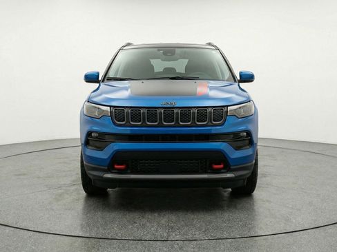 Used 2025 Jeep Compass Trailhawk image 2