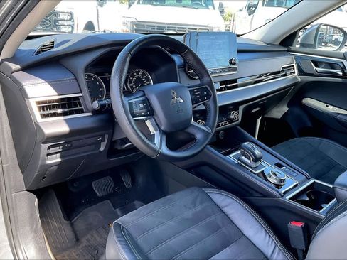 Used 2023 Mitsubishi Outlander SE FWD image 2