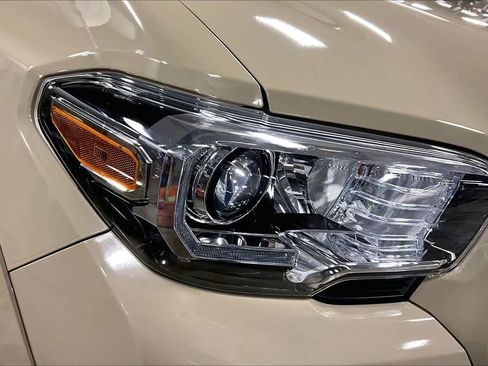 Used 2016 Toyota Tacoma Limited w/ Towing Package image 26